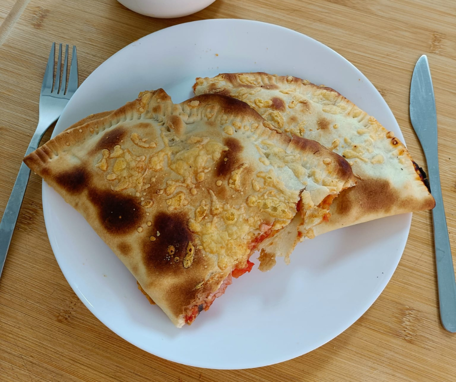 Calzone met ham, champignons en paprika 🫑 voor € 2,75 per pizza 🍕